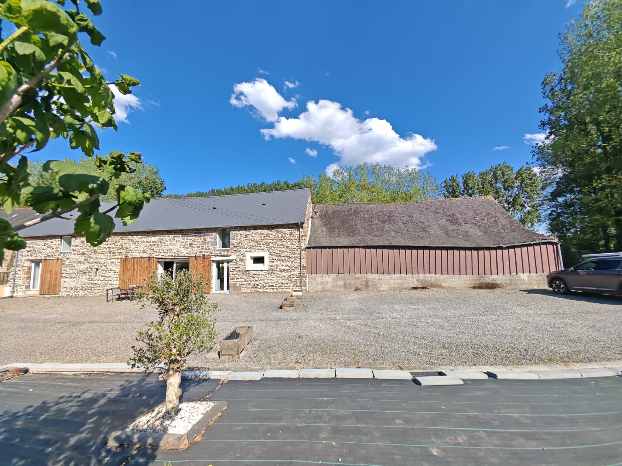 Longère à vendre, 6 chambres, grand jardin, vie de plain pied, entre Combourg et Dol de Bretagne, environnement calme