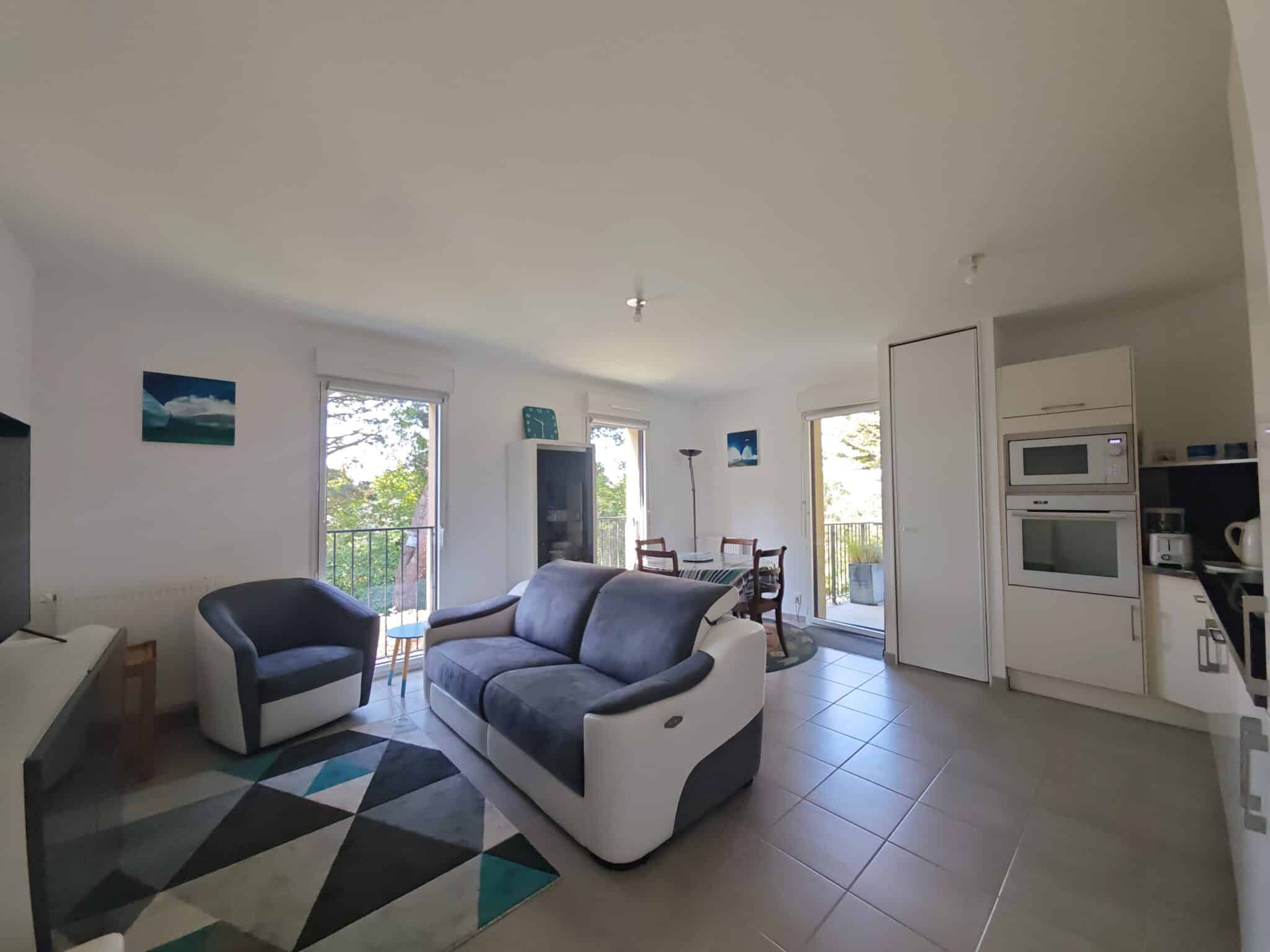 Appartement à Vendre Dinard, résidence calme, sécurisée, avec ascenseur, au premier étage, normes PMR, terrasse, cave, stationnement, 2 chambres, cuisine lumineuse