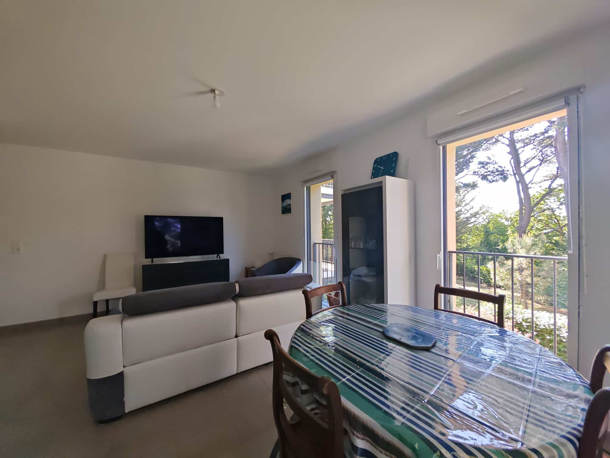Appartement à Vendre Dinard, résidence calme, sécurisée, avec ascenseur, au premier étage, normes PMR, terrasse, cave, stationnement, 2 chambres, cuisine lumineuse