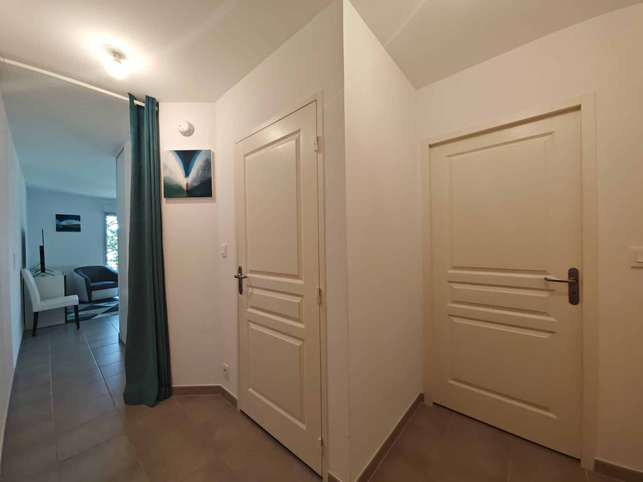 Appartement à Vendre Dinard, résidence calme, sécurisée, avec ascenseur, au premier étage, normes PMR, terrasse, cave, stationnement, 2 chambres, cuisine lumineuse
