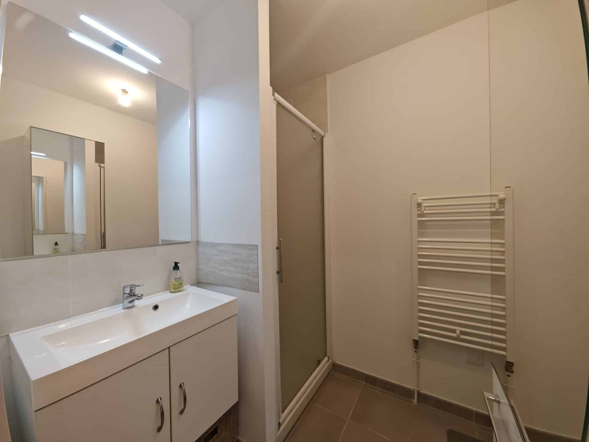 Appartement à Vendre Dinard, résidence calme, sécurisée, avec ascenseur, au premier étage, normes PMR, terrasse, cave, stationnement, 2 chambres, cuisine lumineuse