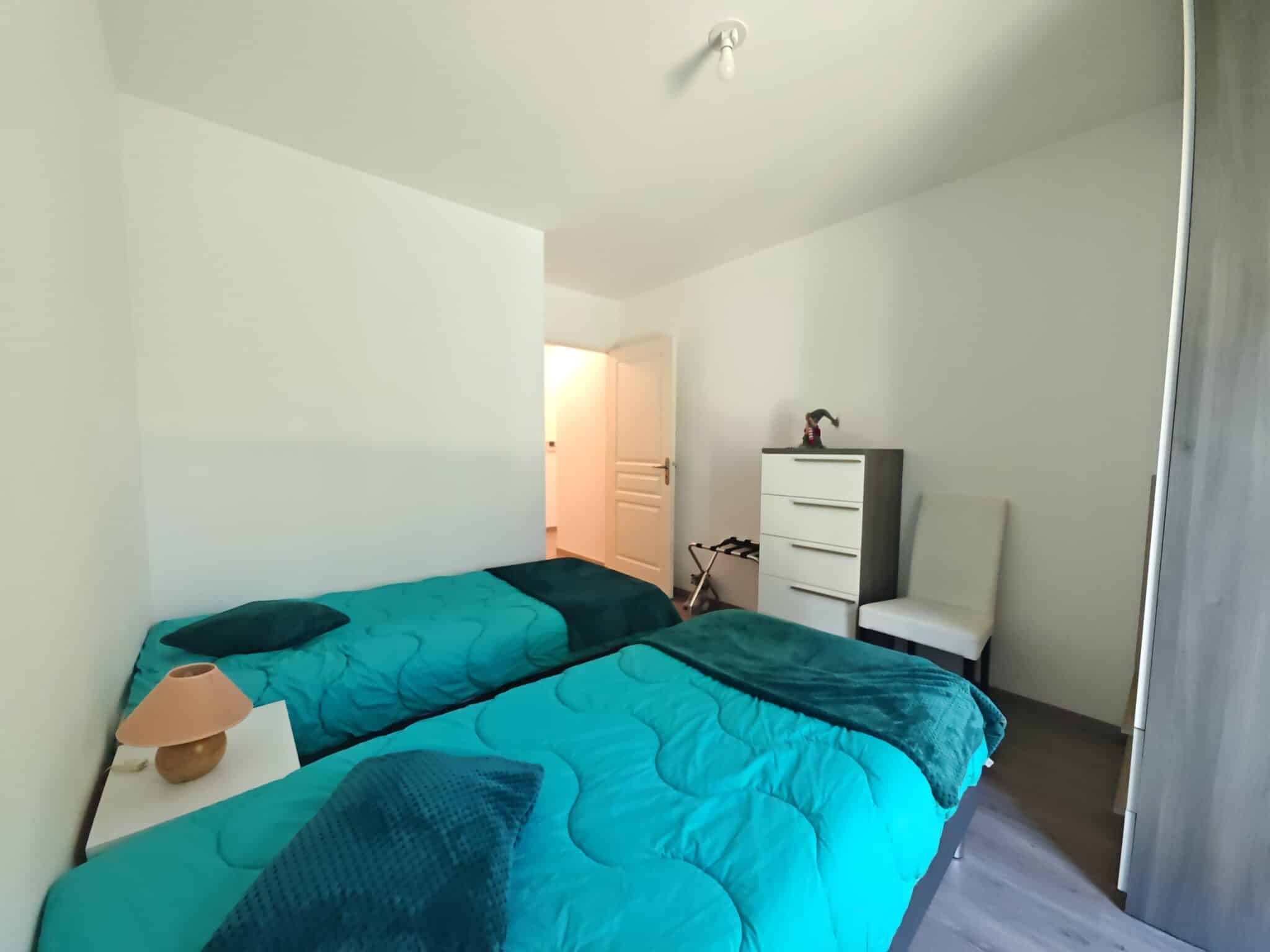 Appartement à Vendre Dinard, résidence calme, sécurisée, avec ascenseur, au premier étage, normes PMR, terrasse, cave, stationnement, 2 chambres, cuisine lumineuse