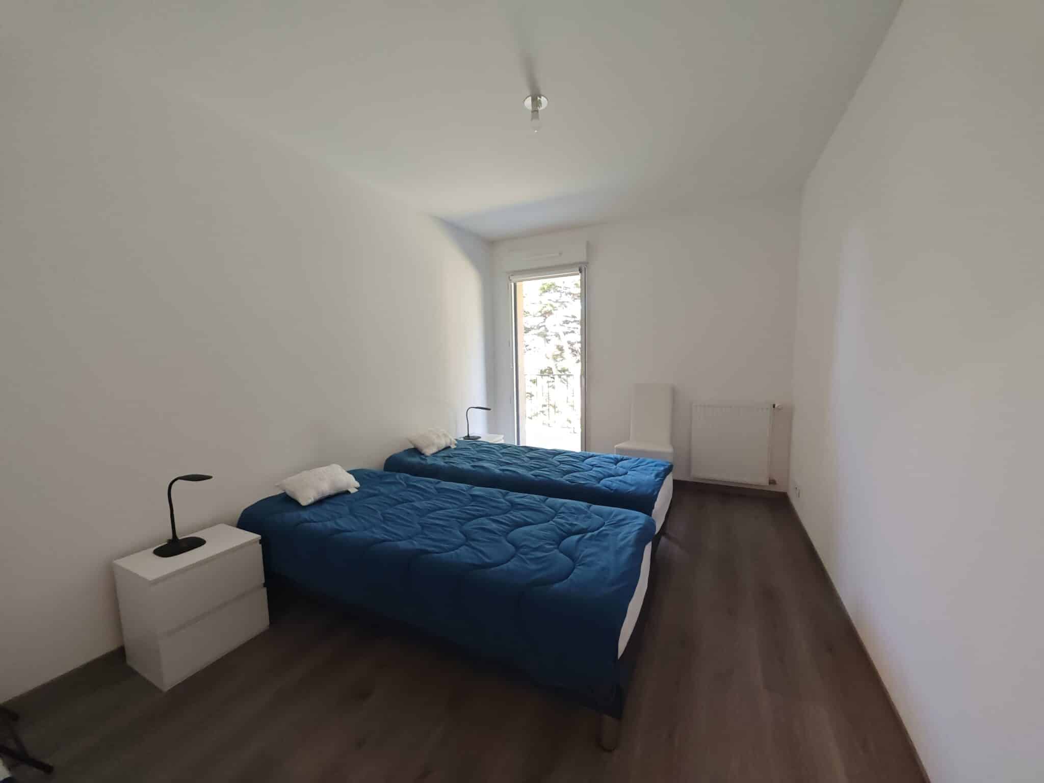 Appartement à Vendre Dinard, résidence calme, sécurisée, avec ascenseur, au premier étage, normes PMR, terrasse, cave, stationnement, 2 chambres, cuisine lumineuse