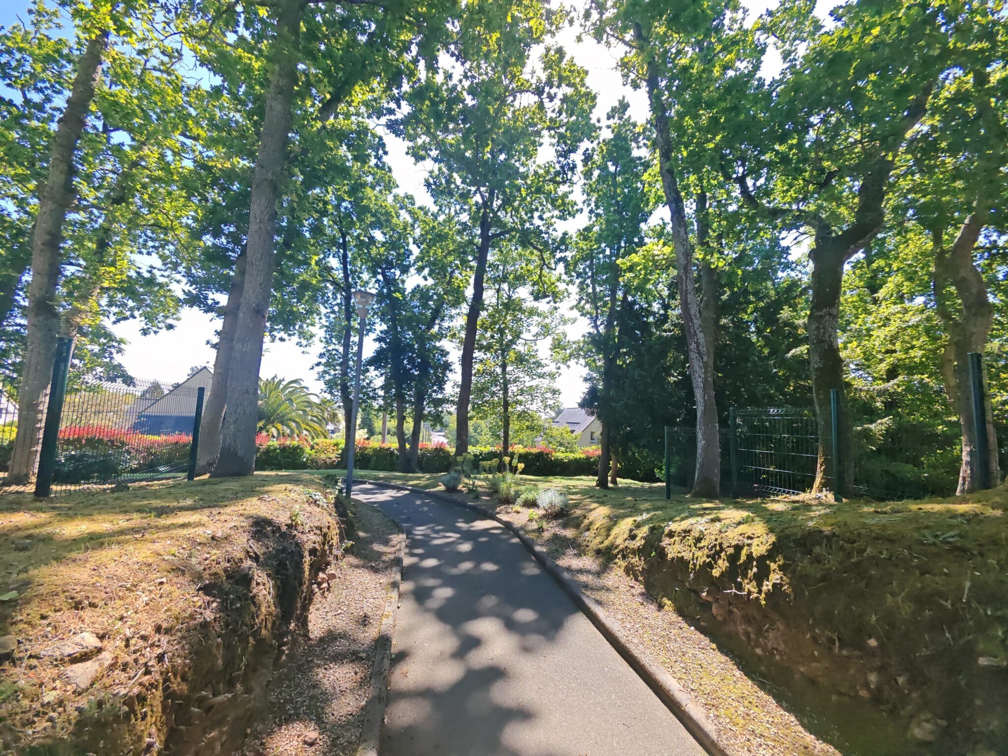 Appartement à Vendre Dinard, résidence calme, sécurisée, avec ascenseur, au premier étage, normes PMR, terrasse, cave, stationnement, 2 chambres, cuisine lumineuse