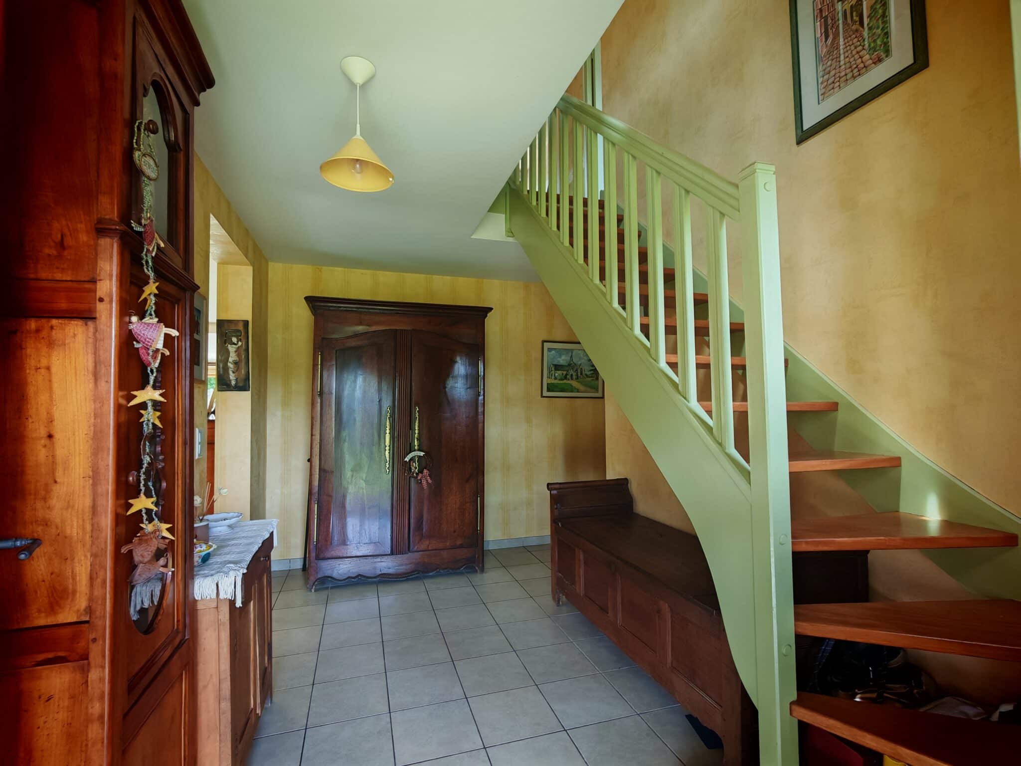 Maison à vendre Mesnil Roc'h, vie de plain pied, 4 chambres, 1 bureau, grenier, possibilité de faire une 5 ème chambre, deux garages, lumineuse, grande pièce de vie, terrain 1 600 m², sortie de bourg, commerces écoles et transports à pied, tout à l'égout, maison familiale, cour bitumée, jardin clos et arboré