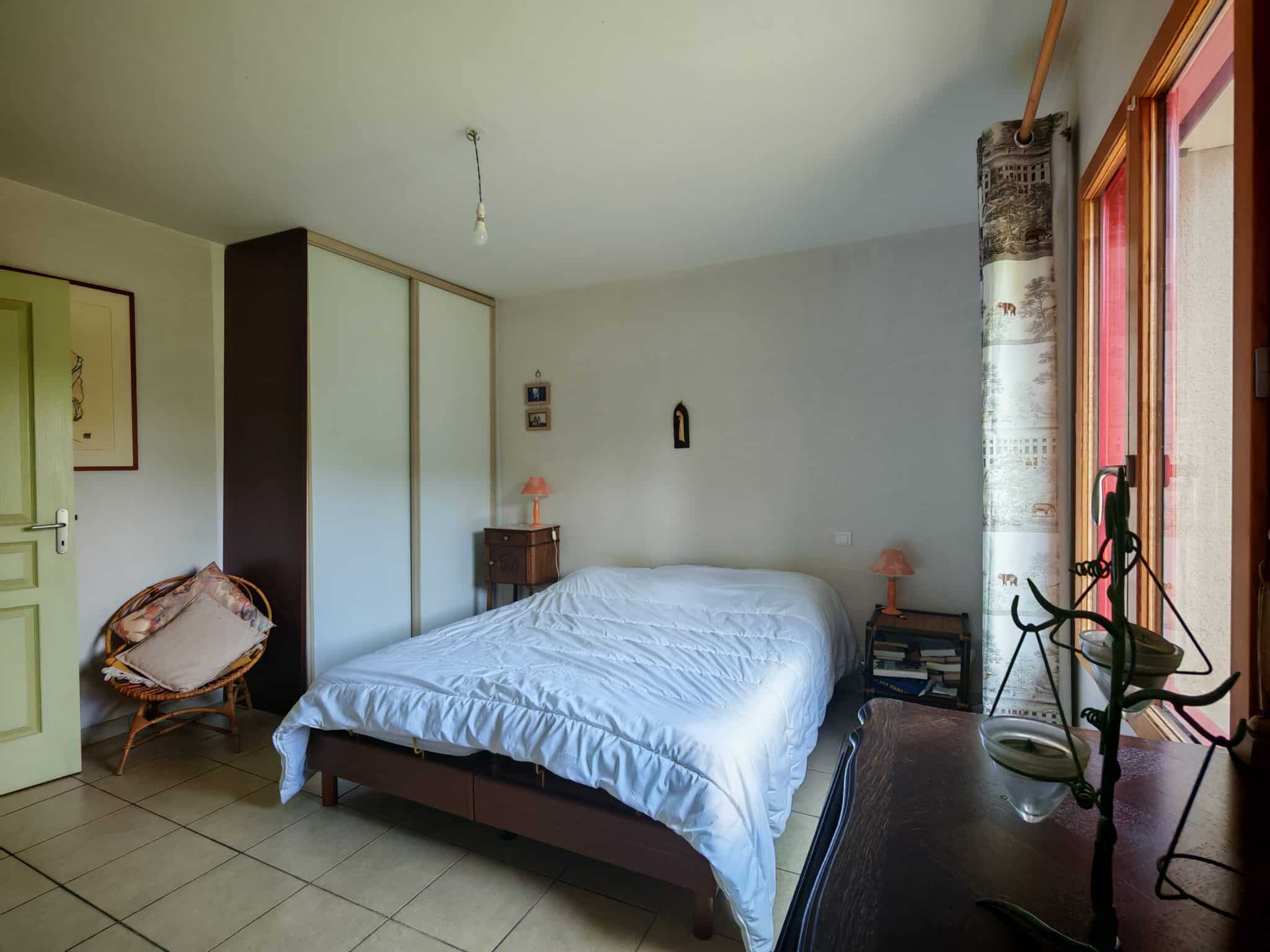 Maison à vendre Mesnil Roc'h, vie de plain pied, 4 chambres, 1 bureau, grenier, possibilité de faire une 5 ème chambre, deux garages, lumineuse, grande pièce de vie, terrain 1 600 m², sortie de bourg, commerces écoles et transports à pied, tout à l'égout, maison familiale, cour bitumée, jardin clos et arboré