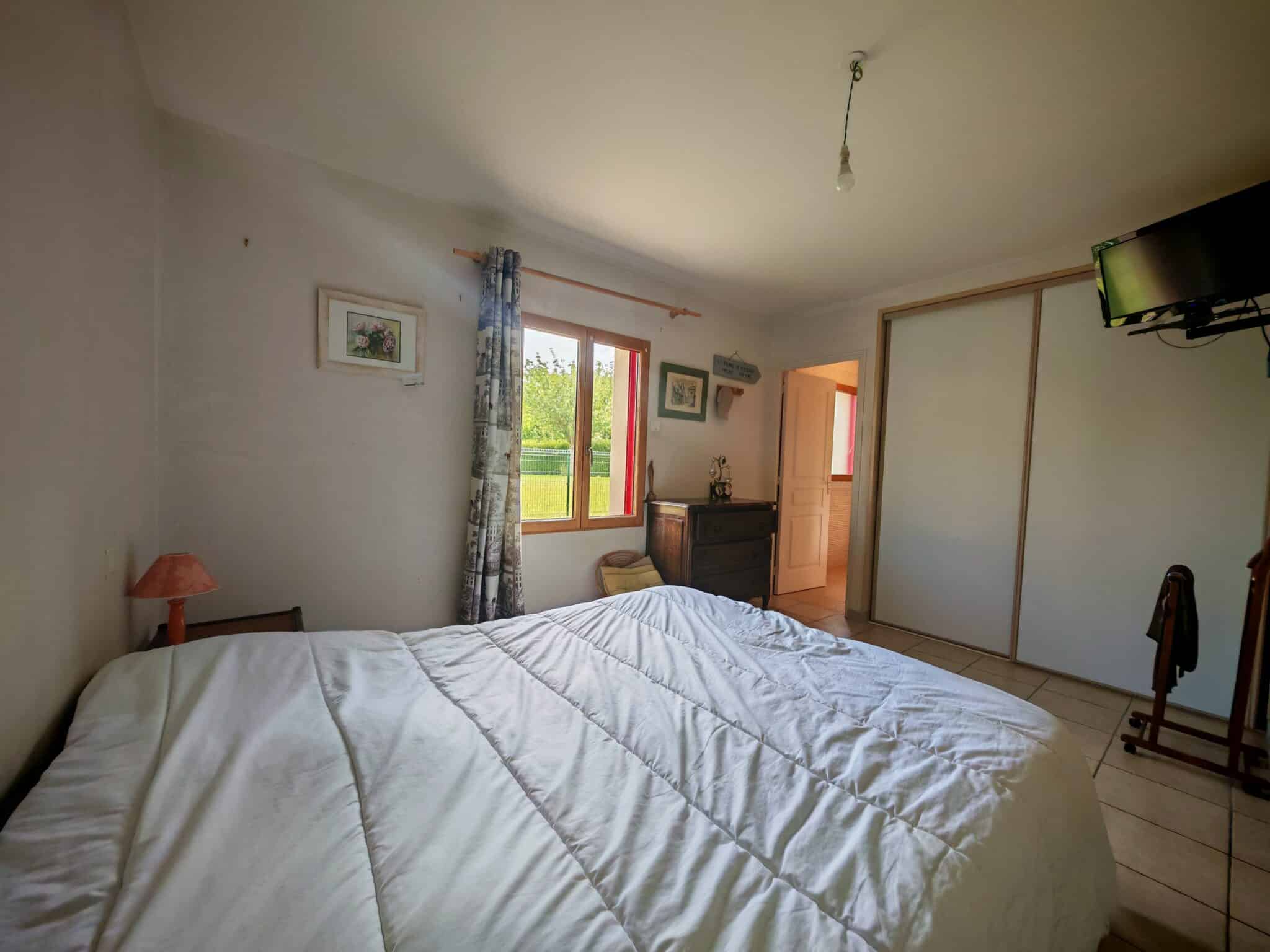 Maison à vendre Mesnil Roc'h, vie de plain pied, 4 chambres, 1 bureau, grenier, possibilité de faire une 5 ème chambre, deux garages, lumineuse, grande pièce de vie, terrain 1 600 m², sortie de bourg, commerces écoles et transports à pied, tout à l'égout, maison familiale, cour bitumée, jardin clos et arboré
