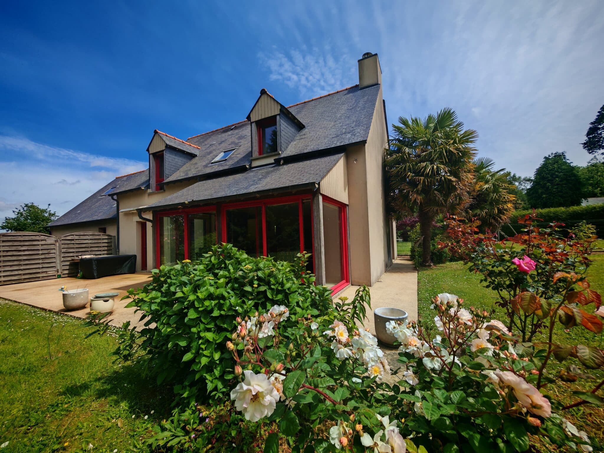 Maison à vendre Mesnil Roc'h, vie de plain pied, 4 chambres, 1 bureau, grenier, possibilité de faire une 5 ème chambre, deux garages, lumineuse, grande pièce de vie, terrain 1 600 m², sortie de bourg, commerces écoles et transports à pied, tout à l'égout, maison familiale, cour bitumée, jardin clos et arboré