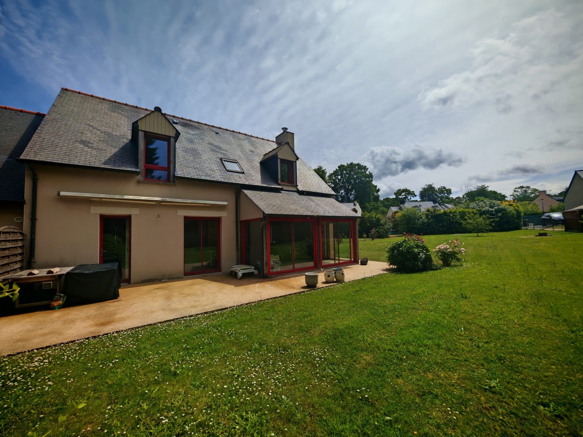 Maison à vendre Mesnil Roc'h, vie de plain pied, 4 chambres, 1 bureau, grenier, possibilité de faire une 5 ème chambre, deux garages, lumineuse, grande pièce de vie, terrain 1 600 m², sortie de bourg, commerces écoles et transports à pied, tout à l'égout, maison familiale, cour bitumée, jardin clos et arboré