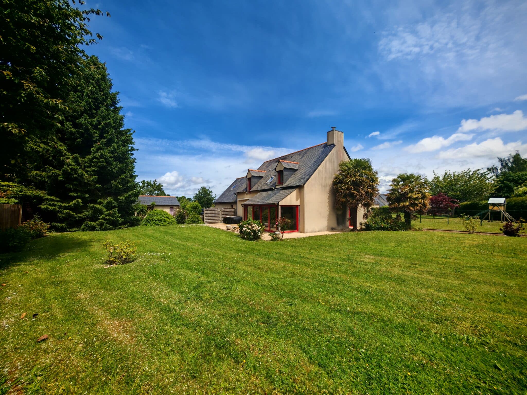 Maison à vendre Mesnil Roc'h, vie de plain pied, 4 chambres, 1 bureau, grenier, possibilité de faire une 5 ème chambre, deux garages, lumineuse, grande pièce de vie, terrain 1 600 m², sortie de bourg, commerces écoles et transports à pied, tout à l'égout, maison familiale, cour bitumée, jardin clos et arboré