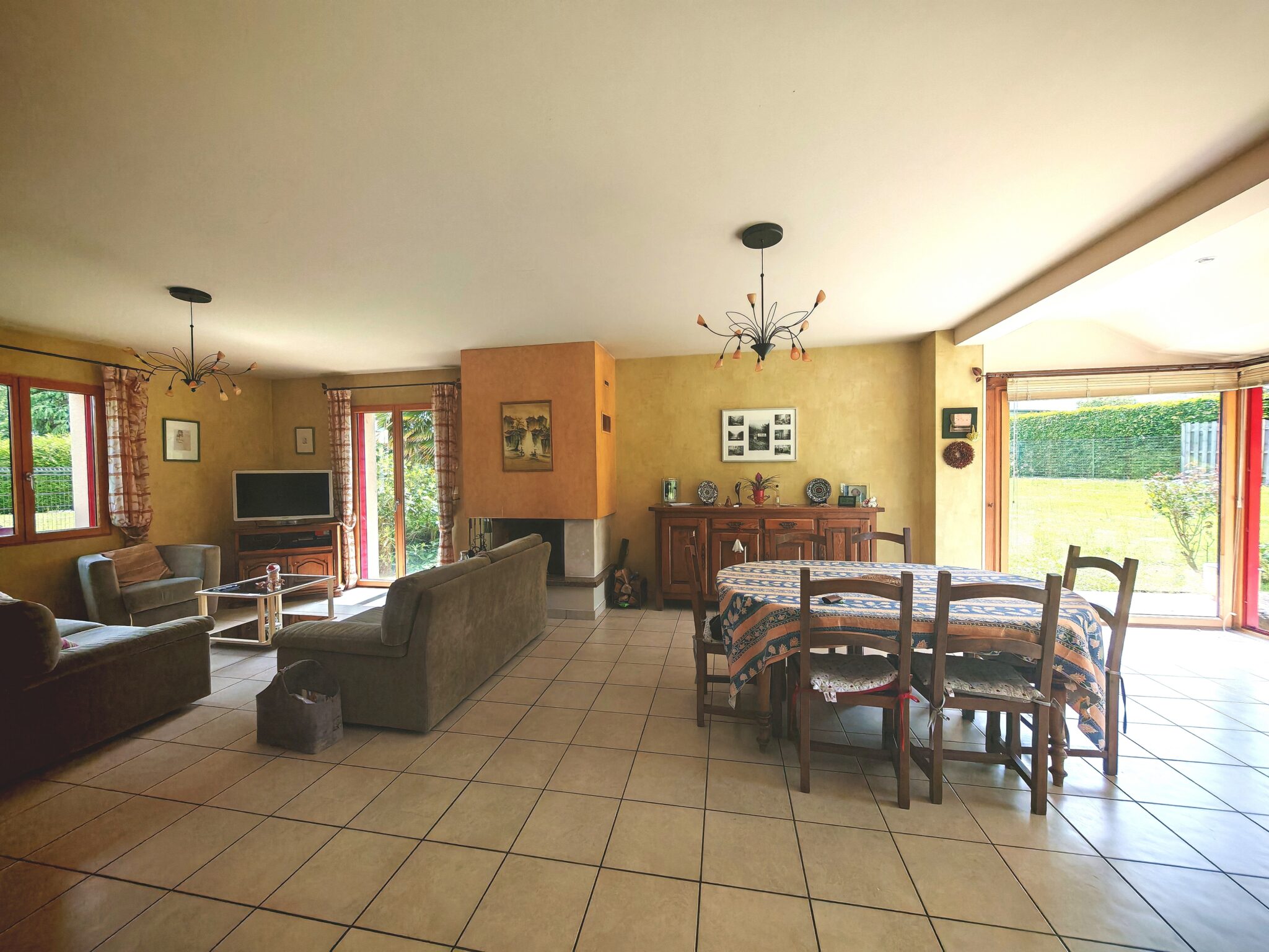 Maison à vendre Mesnil Roc'h, vie de plain pied, 4 chambres, 1 bureau, grenier, possibilité de faire une 5 ème chambre, deux garages, lumineuse, grande pièce de vie, terrain 1 600 m², sortie de bourg, commerces écoles et transports à pied, tout à l'égout, maison familiale, cour bitumée, jardin clos et arboré