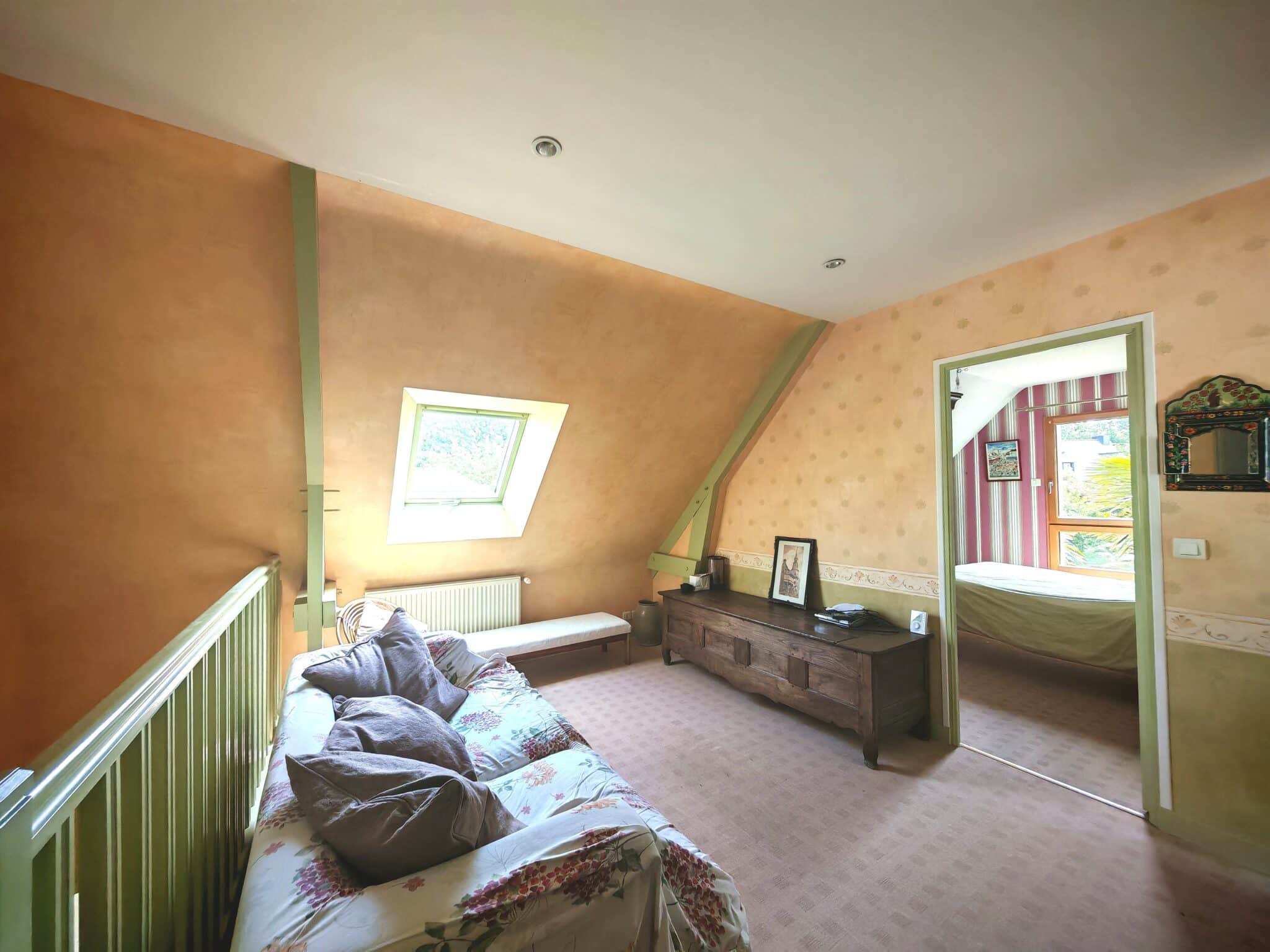 Maison à vendre Mesnil Roc'h, vie de plain pied, 4 chambres, 1 bureau, grenier, possibilité de faire une 5 ème chambre, deux garages, lumineuse, grande pièce de vie, terrain 1 600 m², sortie de bourg, commerces écoles et transports à pied, tout à l'égout, maison familiale, cour bitumée, jardin clos et arboré