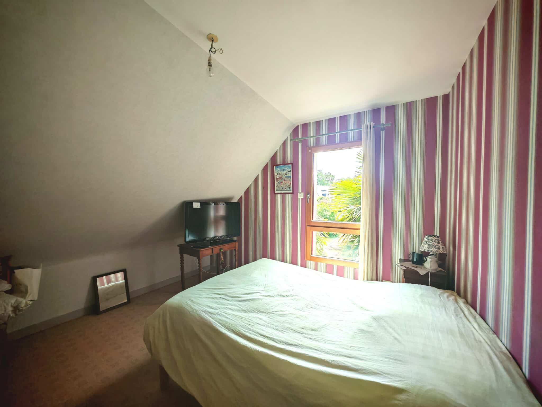 Maison à vendre Mesnil Roc'h, vie de plain pied, 4 chambres, 1 bureau, grenier, possibilité de faire une 5 ème chambre, deux garages, lumineuse, grande pièce de vie, terrain 1 600 m², sortie de bourg, commerces écoles et transports à pied, tout à l'égout, maison familiale, cour bitumée, jardin clos et arboré