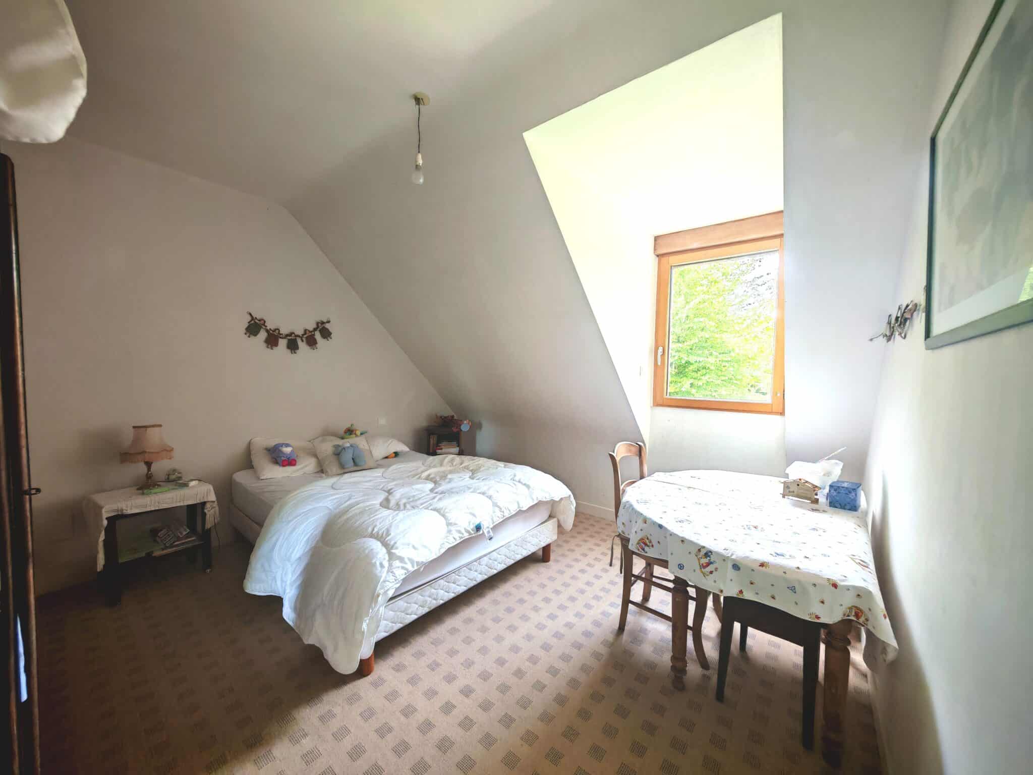 Maison à vendre Mesnil Roc'h, vie de plain pied, 4 chambres, 1 bureau, grenier, possibilité de faire une 5 ème chambre, deux garages, lumineuse, grande pièce de vie, terrain 1 600 m², sortie de bourg, commerces écoles et transports à pied, tout à l'égout, maison familiale, cour bitumée, jardin clos et arboré
