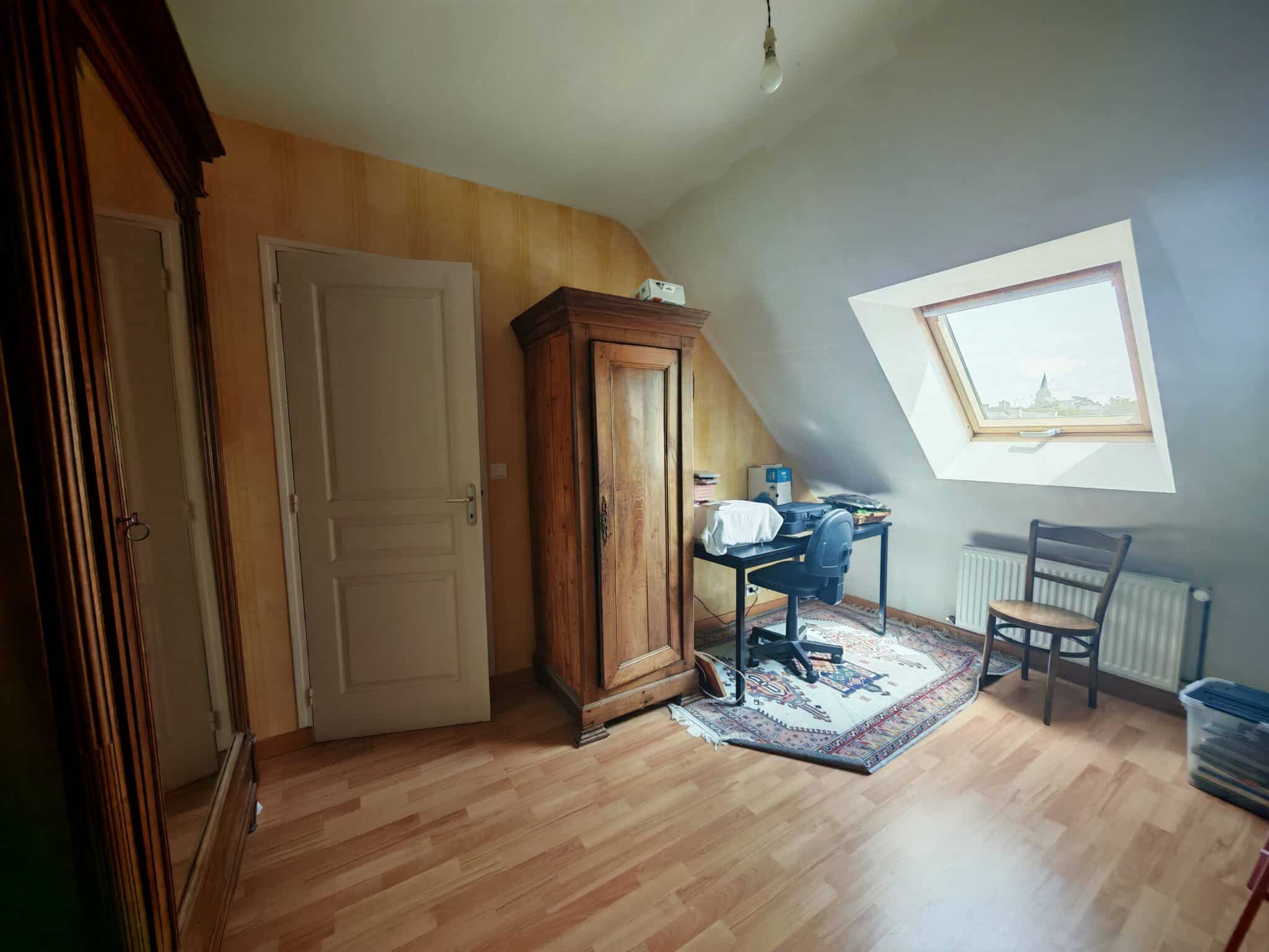 Maison à vendre Mesnil Roc'h, vie de plain pied, 4 chambres, 1 bureau, grenier, possibilité de faire une 5 ème chambre, deux garages, lumineuse, grande pièce de vie, terrain 1 600 m², sortie de bourg, commerces écoles et transports à pied, tout à l'égout, maison familiale, cour bitumée, jardin clos et arboré