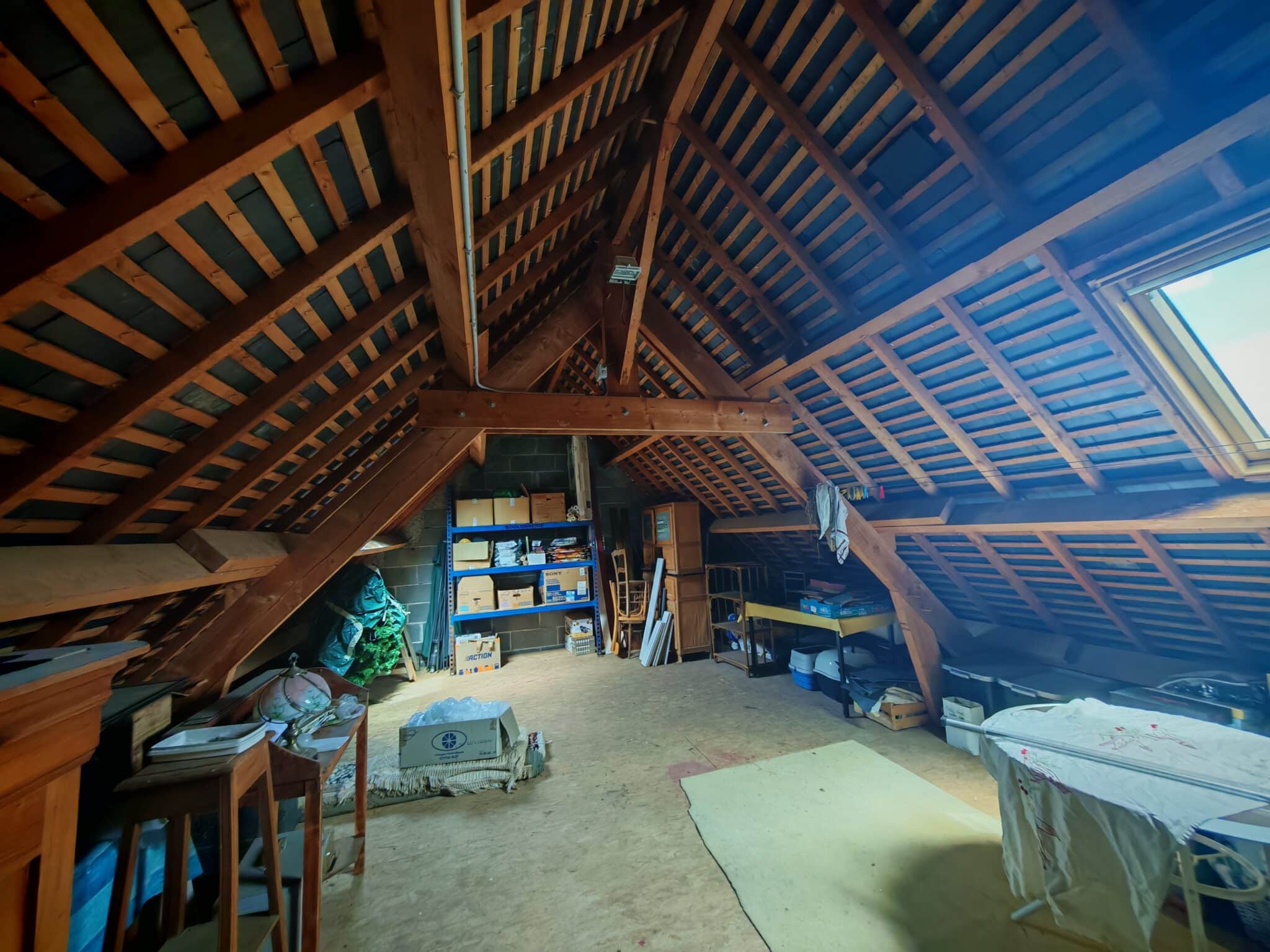 Maison à vendre Mesnil Roc'h, vie de plain pied, 4 chambres, 1 bureau, grenier, possibilité de faire une 5 ème chambre, deux garages, lumineuse, grande pièce de vie, terrain 1 600 m², sortie de bourg, commerces écoles et transports à pied, tout à l'égout, maison familiale, cour bitumée, jardin clos et arboré